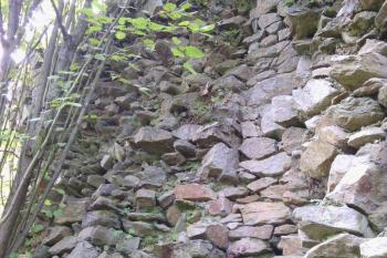 Tentýž úzký líc z jiného pohledu, nachází se v hradbě mimo palác (© Jan Večeřa, 09/2014)