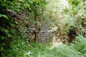 Zbytky zdí (© 2002 Jiří Čížek)
