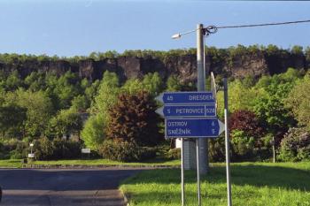 Skály nad obcí Tisá (© Radovan Smokoň 05/2005)
