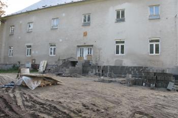rekonstrukce schodiště na hlavní sv.straně zámku (© D Dohňanský, 10/2017)