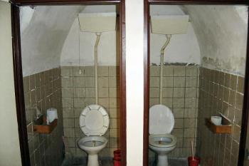 záchody v klenuté místnůstce ( © OKD, Báňské stavby Ostrava, 2005)