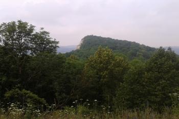 Pohled na vrchol Kotouče s Panskou vyhlídkou ( © Ivo Rozehnal 06/2019)