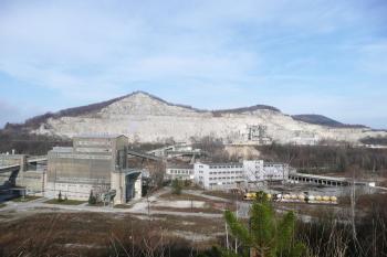 celkový pohled na lom, který z velké části pohltil vrchol Kotouč včetně hrádku na Panské vyhlídce (levý vrcholek) ( © Jan P. Štěpánek 11/2009)