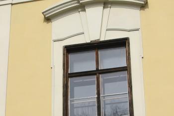 detail okenního ostění s římsou (© D Dohňanský, 04/2015)