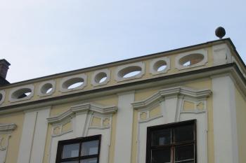 atika, zakončená ozdobnou zídkou (© D Dohňanský, 04/2015)