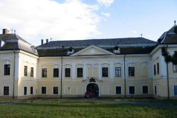 Pohled na zámek od bývalého dvora ( © Pavel Vítek 11/2006)