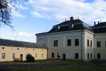 Zámek s hospodářskými budovami ( © Pavel Vítek 11/2006)