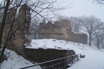 Jádro hradu, pohled z mostu ( © Roman Řezáč 01/2005)
