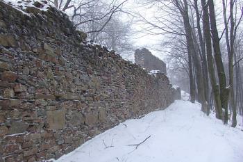 Vnější hradba na východě ( © Roman Řezáč 01/2005)