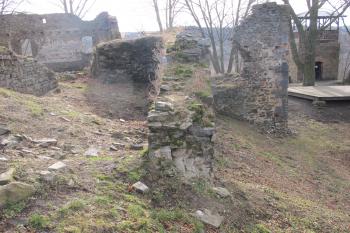 Jediný zbytek parkánové zdi na západní straně ( © Dušan Dohňanský 02/2020)