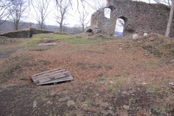 Pěkně znatelný půdorys nejstaršího /jižního/ paláce ( © Dušan Dohňanský 02/2020)