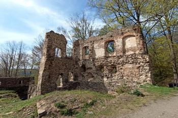 Vrátnice a úřednická budova vlevo od vstupní brány do 1. nádvoří (© Jan P. Štěpánek 05/2020)