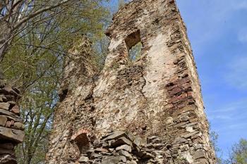 Vnější fasáda budovy vrátnice a koridor do tzv. pivního sklepa (© Jan P. Štěpánek 05/2020)