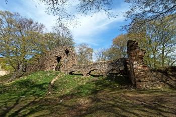 Renesanční branská budova do 2. nádvoří (vpravo), arkádová zeď a hmota středověkého jádra hradu (vlevo) (© Jan P. Štěpánek 05/2020)