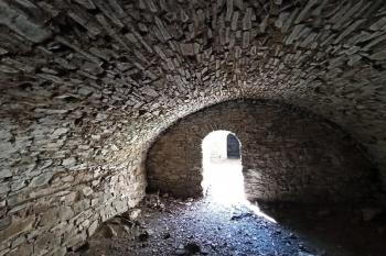Jeden ze sklepů pod mladším hradním palácem jádra hradu (© Jan P. Štěpánek 05/2020)