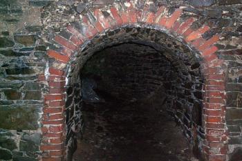 Chodba vedoucí ze sklepní místnosti umístěné v čele hradního jádra ( © Miroslav BITTER 07/2007)