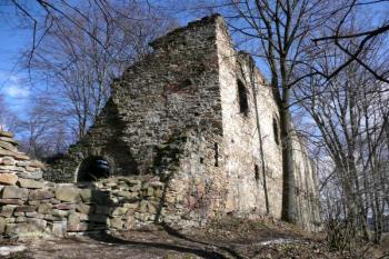 pohled od jihozápadu na budovu v jižním obvodu 1. předhradí ( © Jan P. Štěpánek 02/2008)