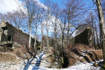 panorama jádra hradu od jihu, z prostoru 1. předhradí ( © Jan P. Štěpánek 02/2008)