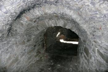 vyústění chodby do sklepení pod budovou v severním čele jádra hradu ( © Jan P. Štěpánek 02/2008)