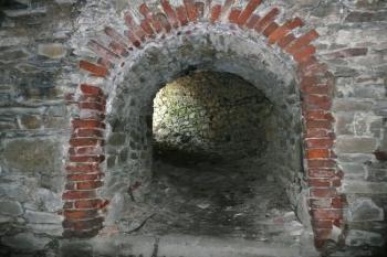 pohled ze sklepení pod budovou v severním cípu jádra hradu do chodby vedoucí na nádvoří ( © Jan P. Štěpánek 02/2008)