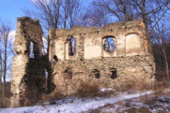 západní blok torza vstupního traktu severní části velkého předhradí ( © Jan P. Štěpánek 02/2008)