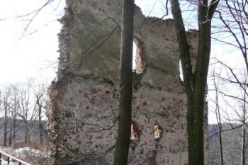 střep vnější strany vstupní budovy hradu nad druhým příkopem ( © Jan P. Štěpánek 02/2008)