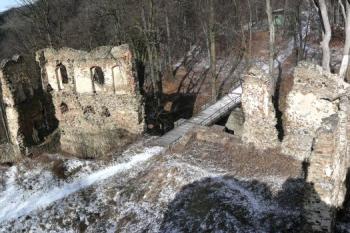 pohled z jádra hradu na vstupní budovu v severní části velkého předhradí ( © Jan P. Štěpánek 02/2008)