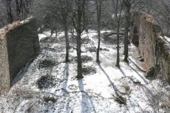 vlastní jádro hradu z nejvyššího místa hradby severního břitu ( © Jan P. Štěpánek 02/2008)