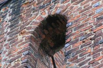 zbytky prevétu ve 4. podlaží věže ( © Pavel Zany Komárek 5/5/2005)