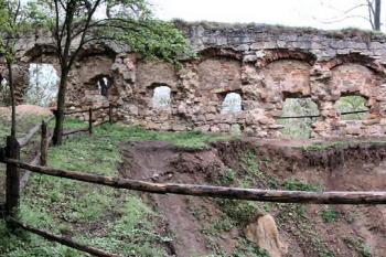 dlouhá zeď obytné budovy ve středu předhradí ( © Pavel Zany Komárek 5/5/2005)