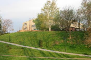 vyvýšené místo zámku (© D Dohňanský, 04/2014)