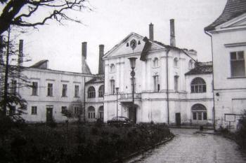 pohled na zámek od jihu, těsně po požáru 17.1.1964. Na snímku jde vidět, že zámek nebyl až v tak špatném stavu, aby musel být zbořen. ( © Šlechtická sídla na Novojičínsku (J.Tichánek))