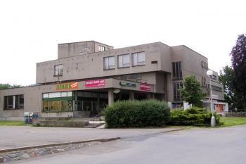 současný objekt na místě do povětří vyhozeného zámku ( © Jan P. Štěpánek 06/2008)