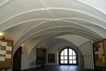 vstupní hala s hřebínkovou klenbou (© de ardoise 06/2005)