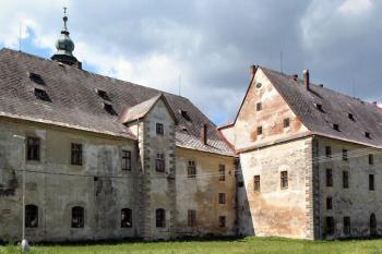 východní fronta areálu ( © Pavel Zany Komárek 1/6/2005)