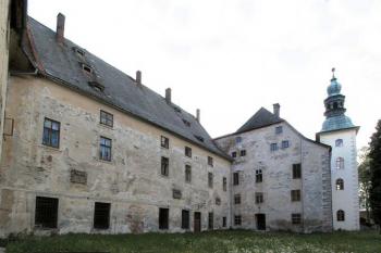 východní kout nádvoří ( © Pavel Zany Komárek 1/6/2005)