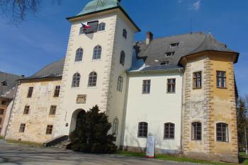 Nejstarší, východní část s hranolovou věží a šestibokou věžici v rohu (© Dušan Dohňanský  04/2021)