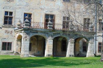 Balkonová vstupní otevřená hala záp. křídla (© Dušan Dohňanský  04/2021)