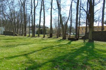 Prolomená zám. zeď na jv. (© Dušan Dohňanský  04/2021)