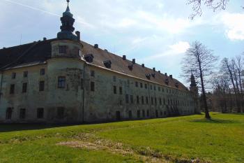 Sev. nároží s oblou věži (© Dušan Dohňanský  04/2021)