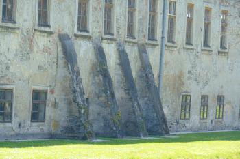 Opěráky na západní straně straně záp. křídla (© Dušan Dohňanský  04/2021)