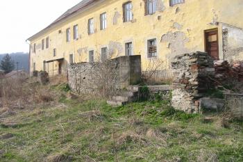 rozpadlá jižní hradební zeď (© D Dohňanský, 04/2015)