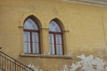 asi nejhezčí okna zámku (© D Dohňanský, 04/2015)