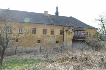 vých.strana zámku (© D Dohňanský, 04/2015)