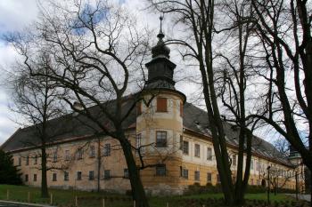 Naroží zámku s věží (© Petr Nožička 04/2012)