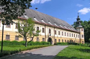 Hlavní průčelí ( © Luděk Pitter 06/2005)