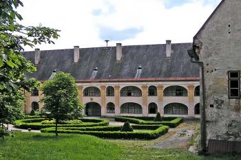 Nádvoří ( © Luděk Pitter 06/2005)