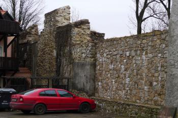 vnitřní strana hradby v Havlíčkově ulici (© Karel Husák, 03/2012)