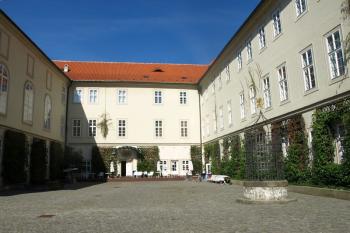 nádvoří paláce ( © Milan Caha 09/2012)