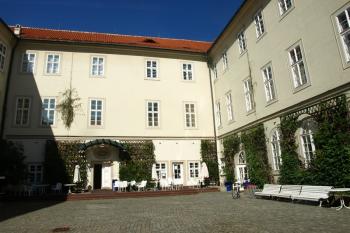 nádvoří paláce ( © Milan Caha 09/2012)